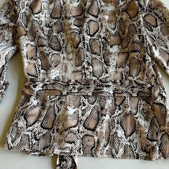 Kut from the Kloth Animal Print Blouse Wrap Tie shirt size medium - Picture 5 of 8